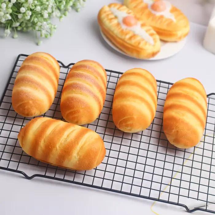 1 morceau de baguette à récupération lente, pincée et décorée.