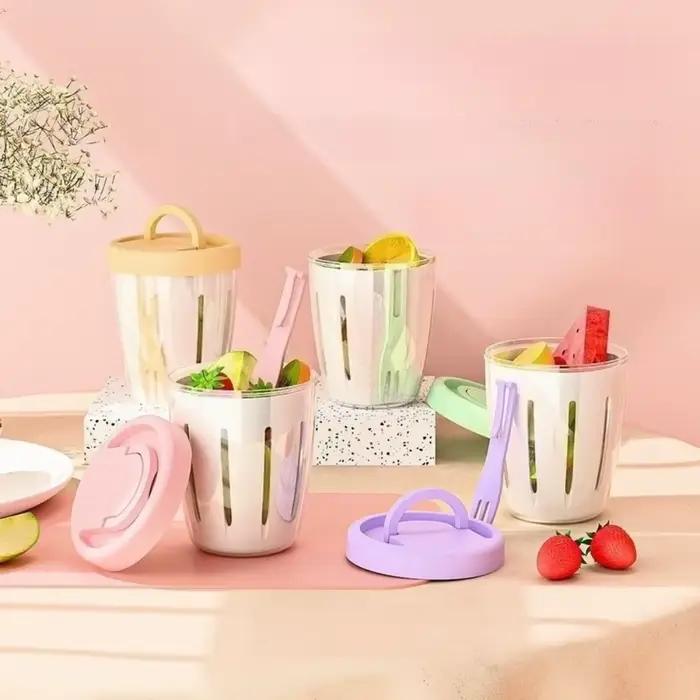 Tasse à salade avec fourchette