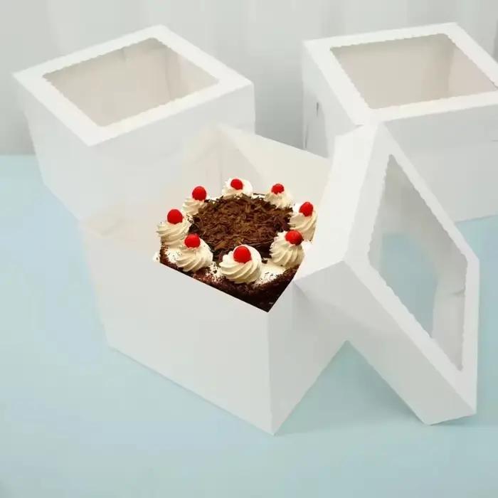 Boîte à gâteaux couverte blanche