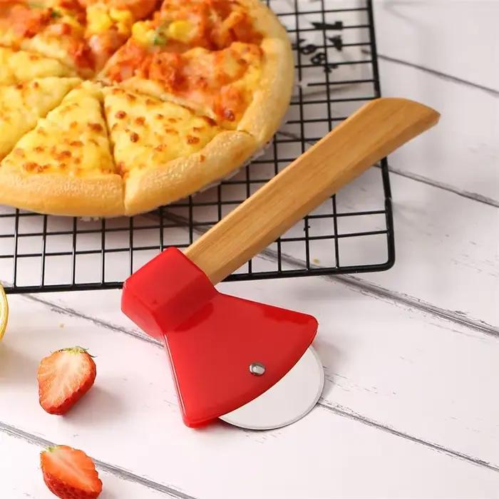 Roue de coupe-pizza en acier inoxydable en forme de hache avec poignées en bambou et lames rotatives tranchantes pour préparation de pizza occassions familiales et amicales
