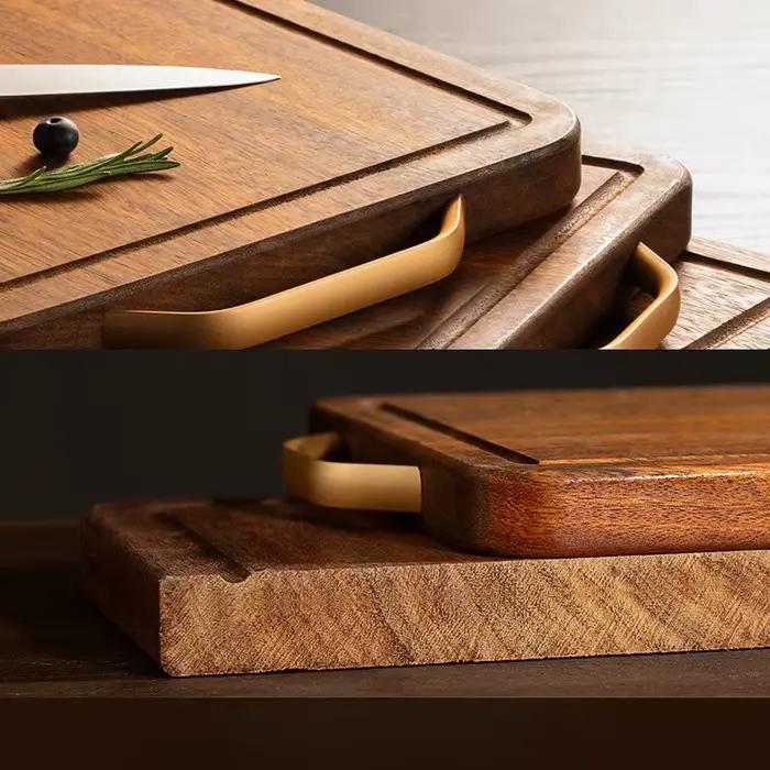 Planche à découper en bois massif pour cuisine avec surface stable et couleurs douces pour préparation culinaire élégante et durable