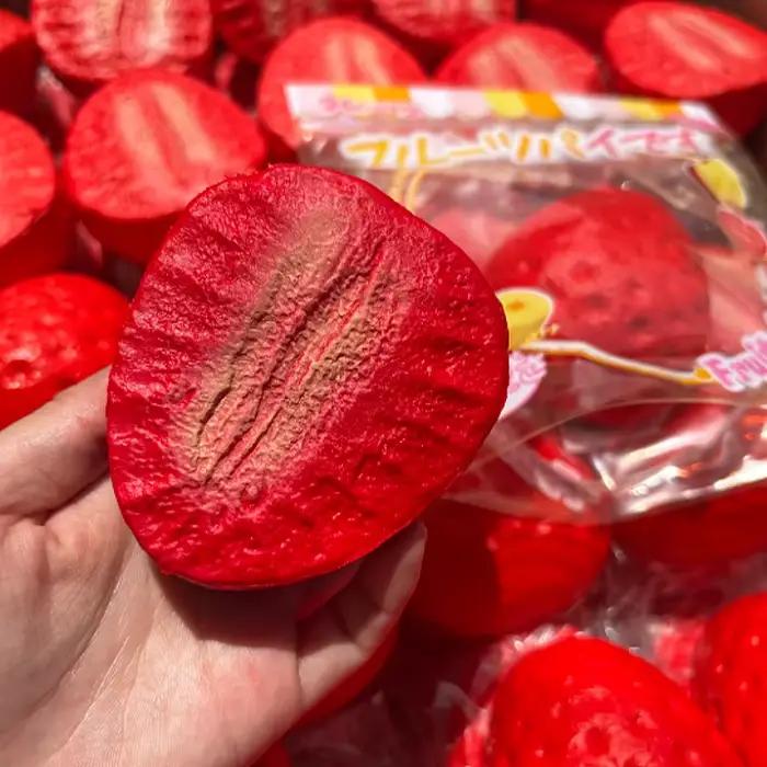 Ornement réaliste de pâtisserie aux fruits simulés