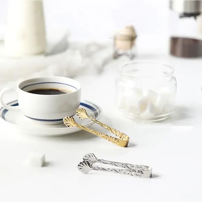 Petit pain en acier inoxydable gris clair ou vert clair pour desserts, café, bar et cuisine élégante à offrir pour occasions spéciales