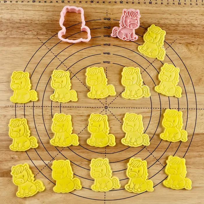 Mignon petit cheval emporte-pièces en plastique dessin animé pressable Biscuit moule Cookie timbre gâteau Fondant pâtisserie moules fournitures de cuisson