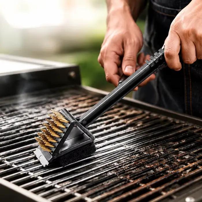 Brosse de nettoyage 3-en-1 pour barbecue avec grattoir et tampon de nettoyage, poils en cuivre, manche long, pour grilles à gaz et charbon de bois