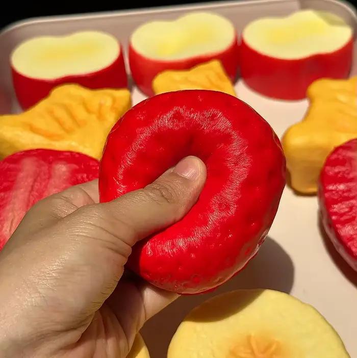 Ornement réaliste de pâtisserie aux fruits simulés