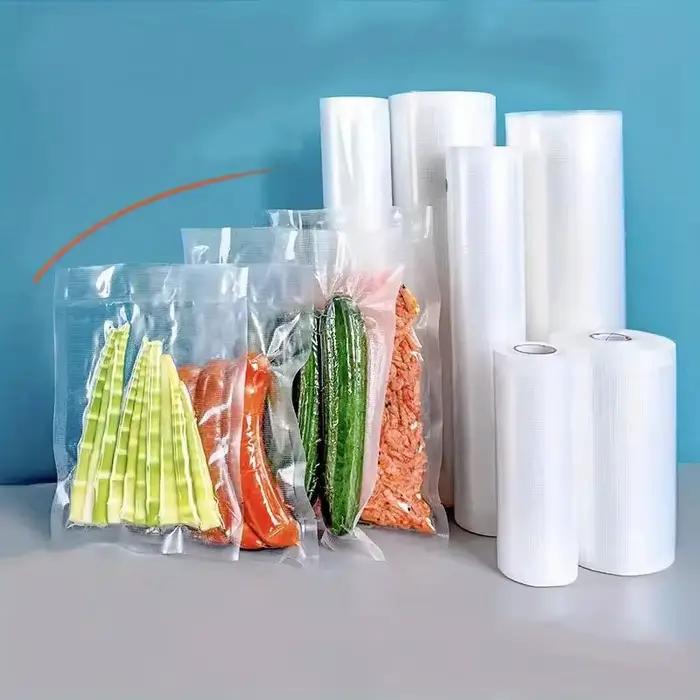 Sac sous vide en rouleau de plusieurs tailles, adapté à la cuisson à basse température et à la conservation en congélation, prolongeant la fraîcheur des aliments. Idéal pour la maison