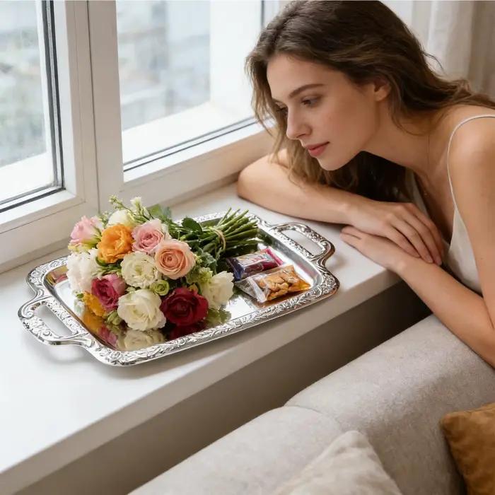 Plateau de service moderne en acier inoxydable pour présentation de nourriture, élégant, argenté, décoration d'intérieur pour fêtes familiales et soirées entre amis