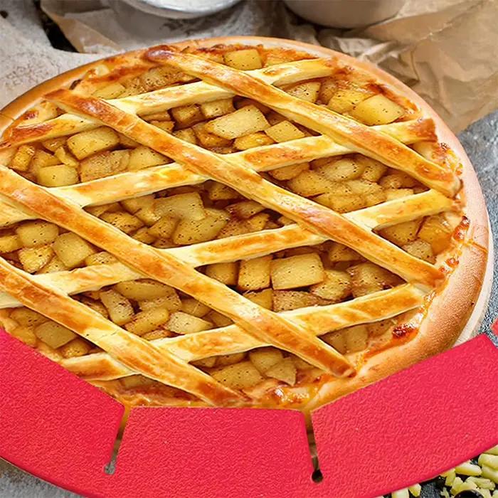 Bouclier de croûte réglable en silicone rouge pour protéger et esthétiser vos tartes et pâtes feuilletées à offrir pour fêtes et soirées familiales