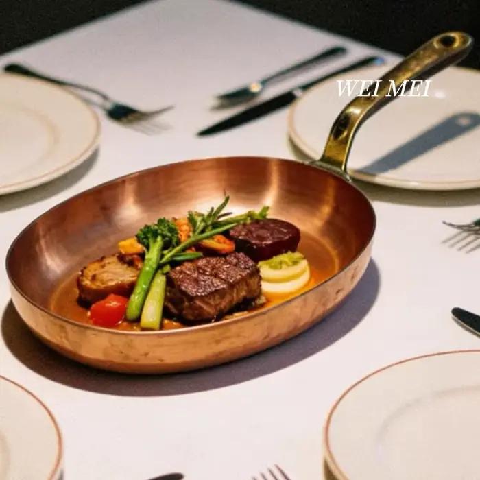 Poêle à steak elliptique vintage en cuivre artisanal pour cuisine rétro et préparation de viandes et œufs frits occasions spéciales