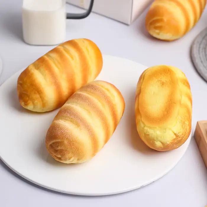 1 morceau de baguette à récupération lente, pincée et décorée.