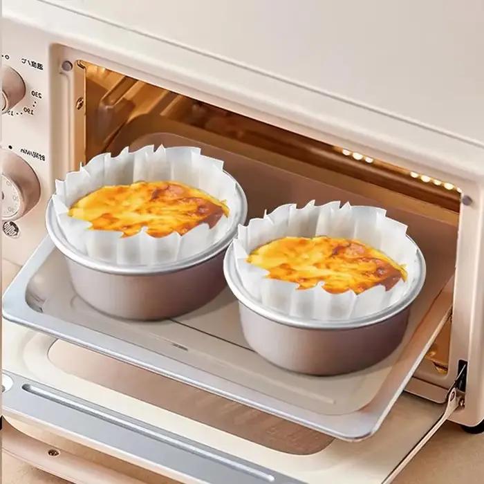 Plateau en papier à l'huile de cheesecake Basque 50 feuilles dimensions multiples antiadhésif bords en forme de volants pour pâtisseries professionnelles et amateurs occasions spéciales