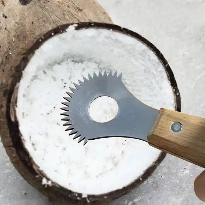 Râpe à noix de coco manuelle avec manche en bois