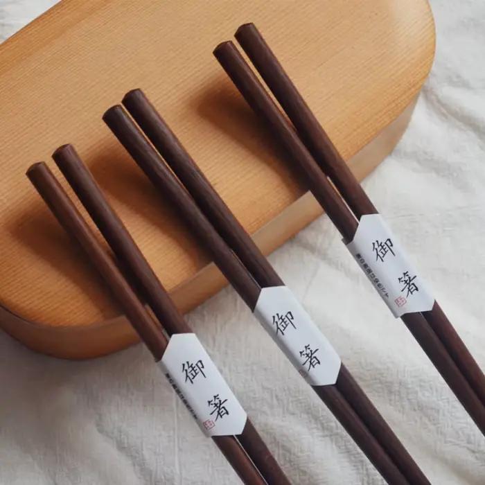 Baguettes japonaises en noyer massif