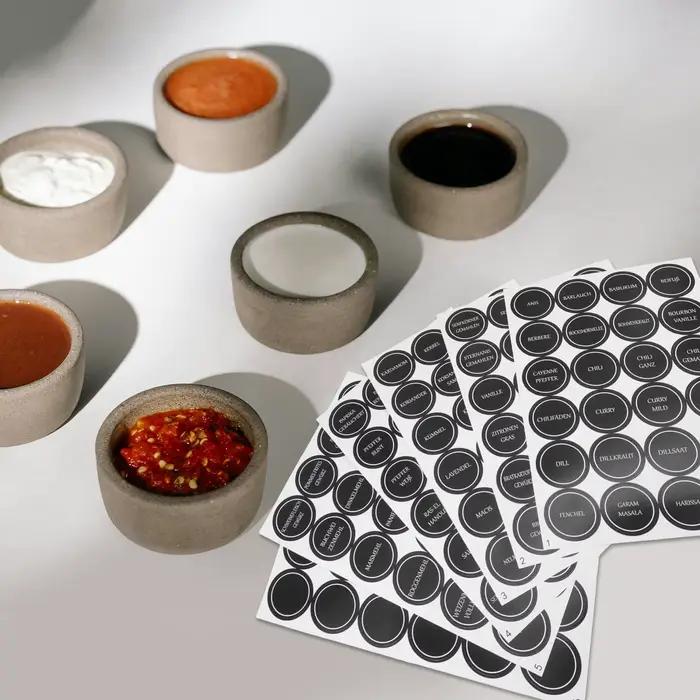 Étiquettes Adhésives Rondes Noires pour Bouteilles d'Épices, Conteneurs de Garde-Manger et Pots de Conserve - Organisation de Cuisine Minimaliste