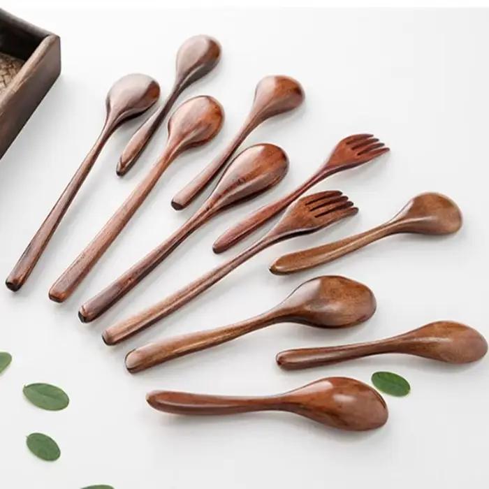 Cuillère et fourchette en bois naturel faite à la main pour une cuisine respectueuse de l'environnement, durable et élégante, idéale pour toutes les occasions et à offrir comme cadeau spécial