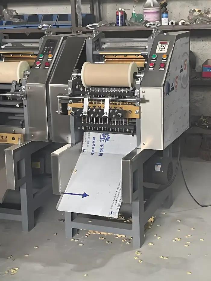 Machine à pâtes farfalle compacte personnalisée, capacité 40 kg/h, machine à former des nouilles papillon pour les petites entreprises de cuisine