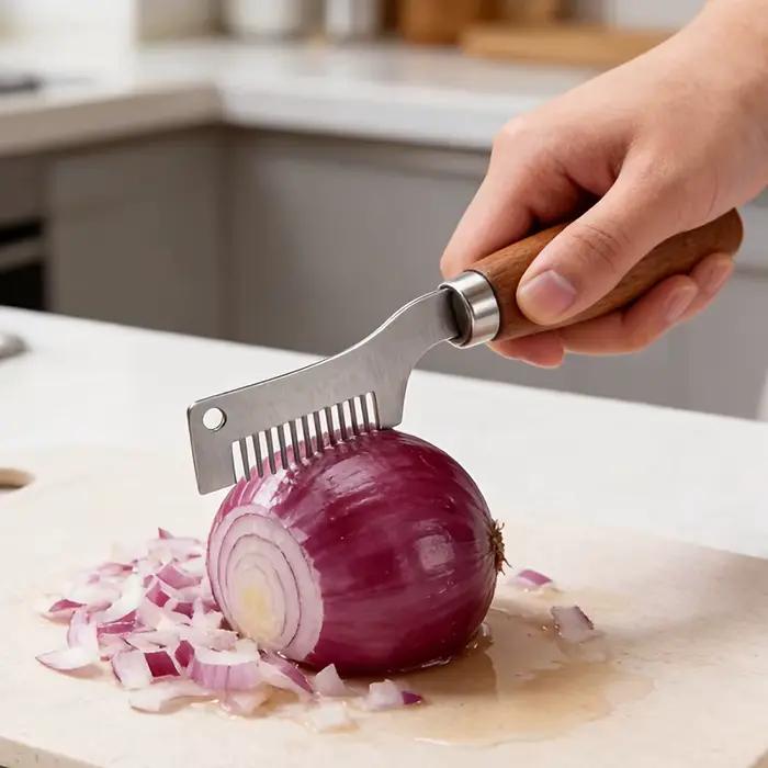 Un hachoir à manche en bois pour couper les oignons verts, un outil efficace pour hacher uniformément les herbes et l'ail, parfait pour la préparation à domicile.