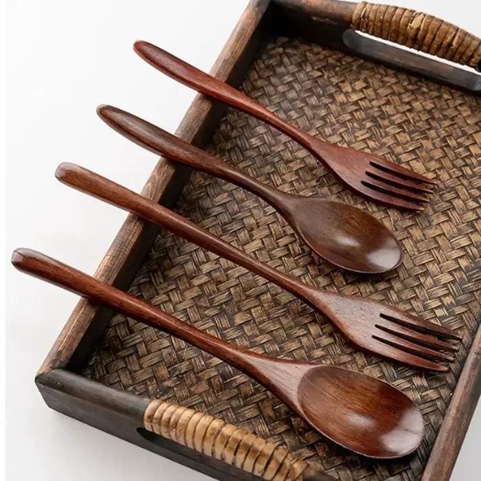 Cuillère et fourchette en bois naturel faite à la main pour une cuisine respectueuse de l'environnement, durable et élégante, idéale pour toutes les occasions et à offrir comme cadeau spécial