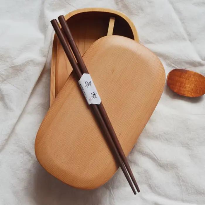 Baguettes japonaises en noyer massif