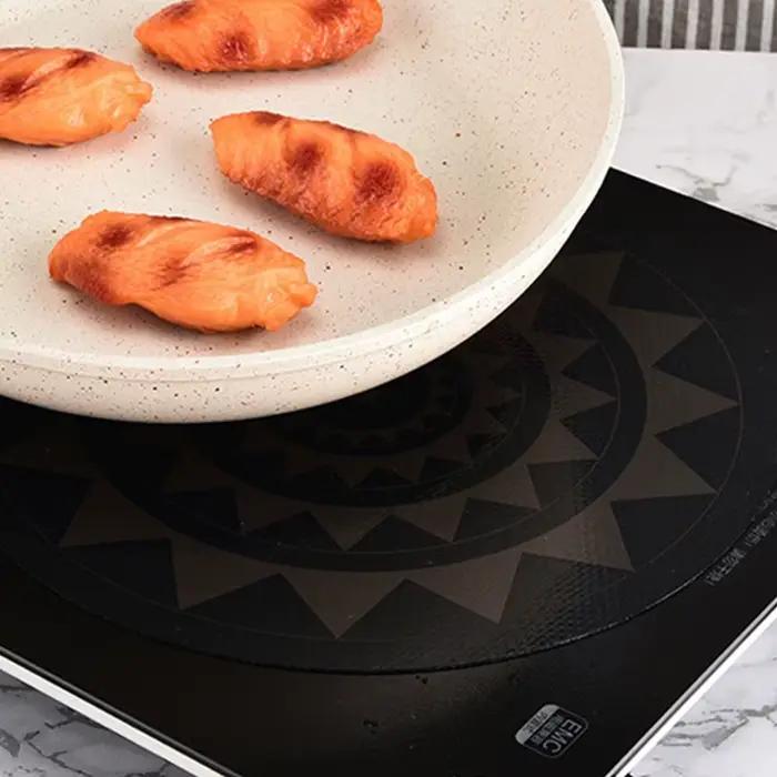 Tapis de protection en silicone pour plaque à induction noire antidérapant résistant aux hautes températures pour cuisine élégante et sécurisée occasions spéciales