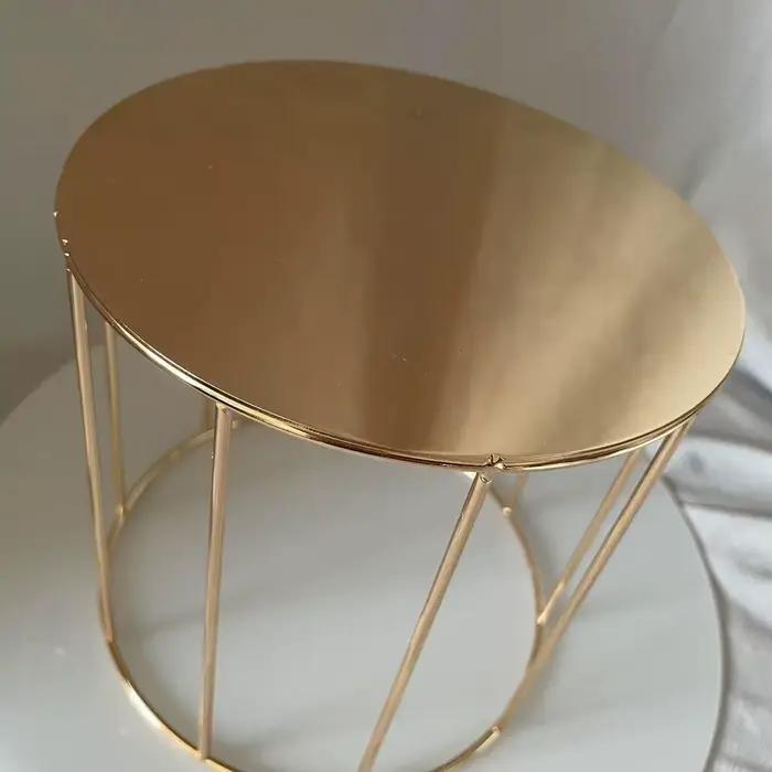 Supports à gâteaux dorés