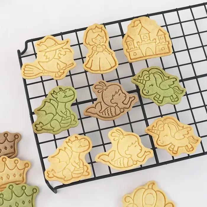 Ensemble de 8 emporte-pièces à thème de contes de fées - Formes de château de princesse, licorne, couronne, sorcière, sirène - Ustensiles de pâtisserie pour la cuisine