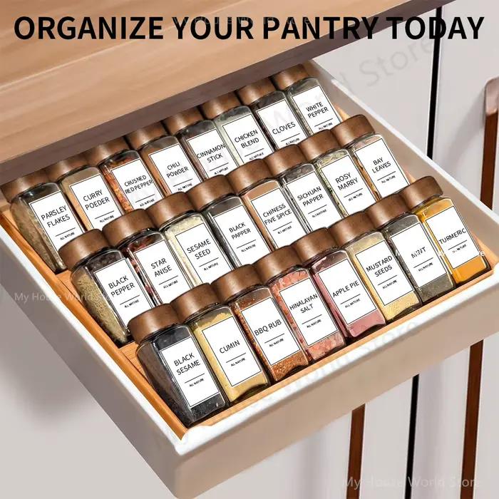 Ensemble de 13 Pots à Épices en Verre avec Couvercles en Bambou pour Organiser et Décorer Pratiquement et Esthétiquement Votre Cuisine Occasions Spéciales À Offrir