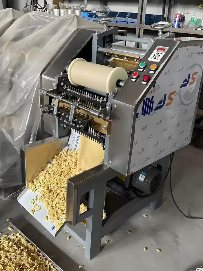 Machine à pâtes farfalle compacte personnalisée, capacité 40 kg/h, machine à former des nouilles papillon pour les petites entreprises de cuisine