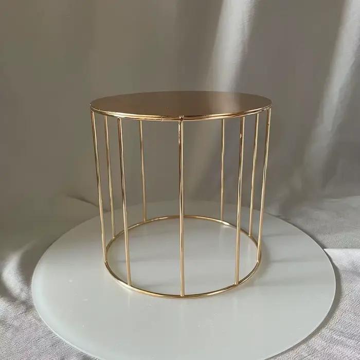 Supports à gâteaux dorés