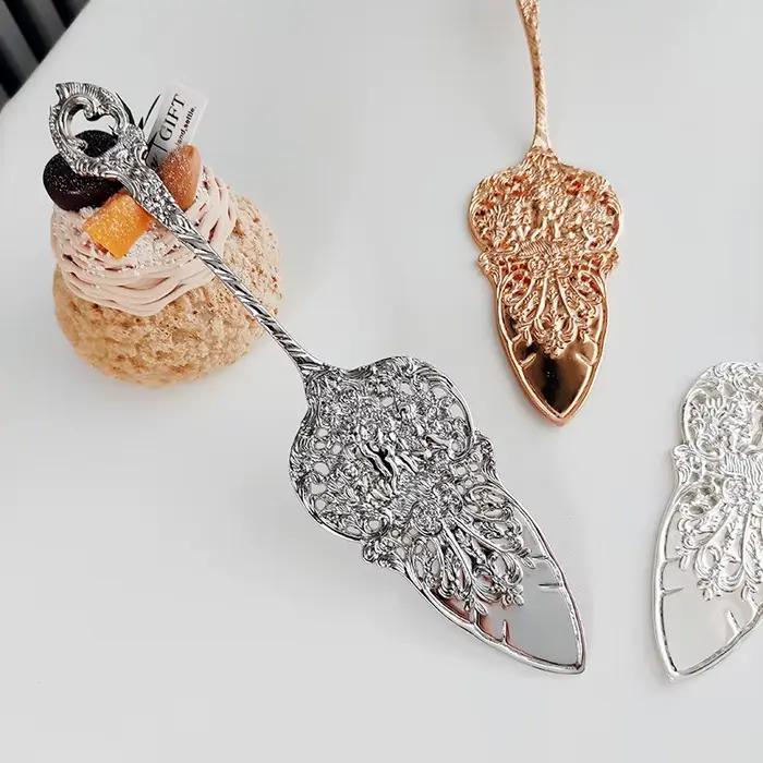 Couteau à gâteau ajouré sculpté