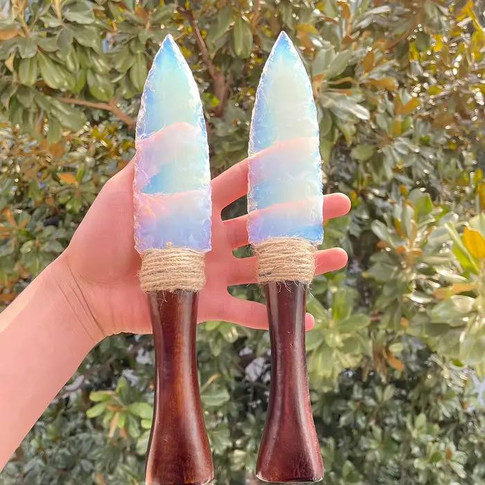 Couteau en cristal d'obsidienne naturelle fabriqué à la main avec manche en bois