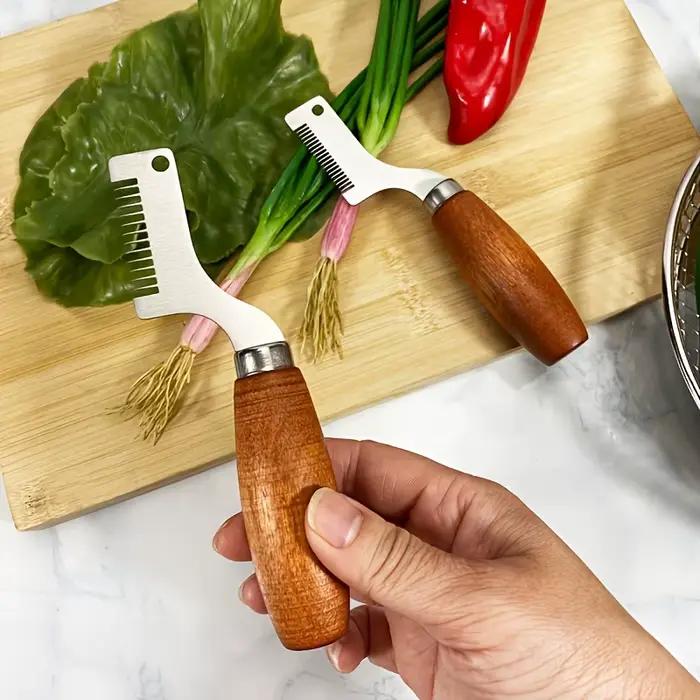 Un hachoir à manche en bois pour couper les oignons verts, un outil efficace pour hacher uniformément les herbes et l'ail, parfait pour la préparation à domicile.