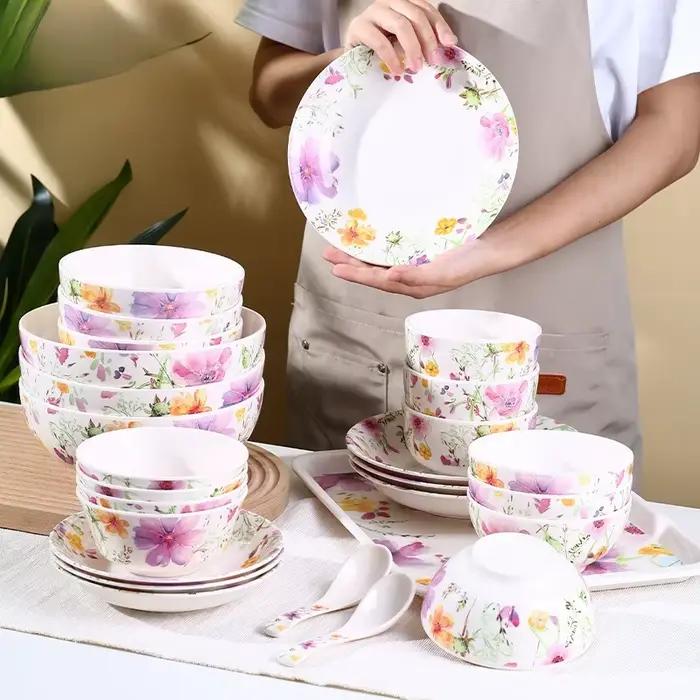 Ensemble de vaisselle en porcelaine avec motifs floraux en plusieurs couleurs pour usage domestique et occasions spéciales