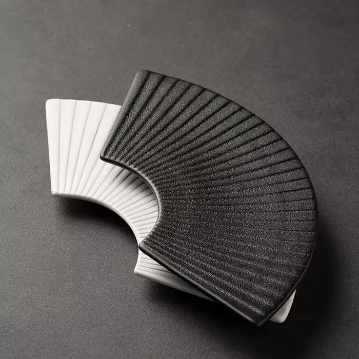 Fan-shaped striped plate