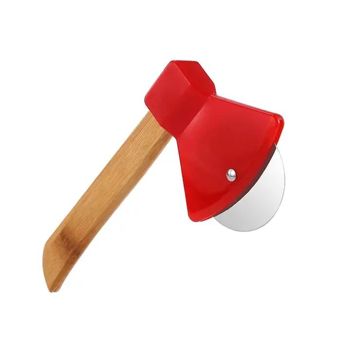 Roue de coupe-pizza en acier inoxydable en forme de hache avec poignées en bambou et lames rotatives tranchantes pour préparation de pizza occassions familiales et amicales