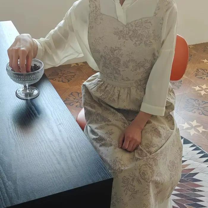 Tablier de cuisine élégant et Portable, exquis avec poches, tablier de nettoyage, dos croisé, doux, pour femmes