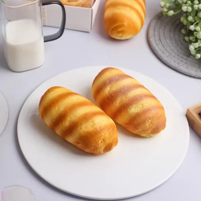 1 morceau de baguette à récupération lente, pincée et décorée.