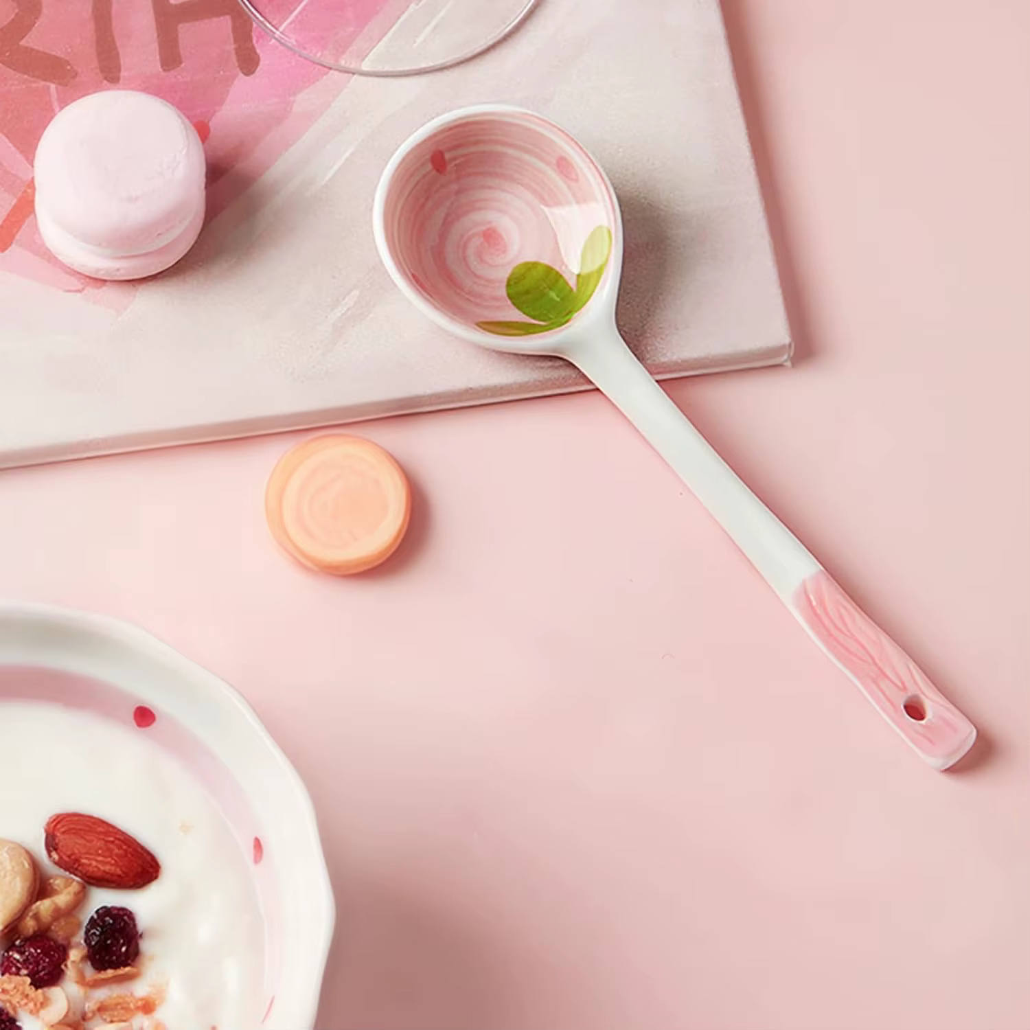 Cuillère à motif fraise, ustensile de cuisine, idéale pour les collations aux fruits et les desserts