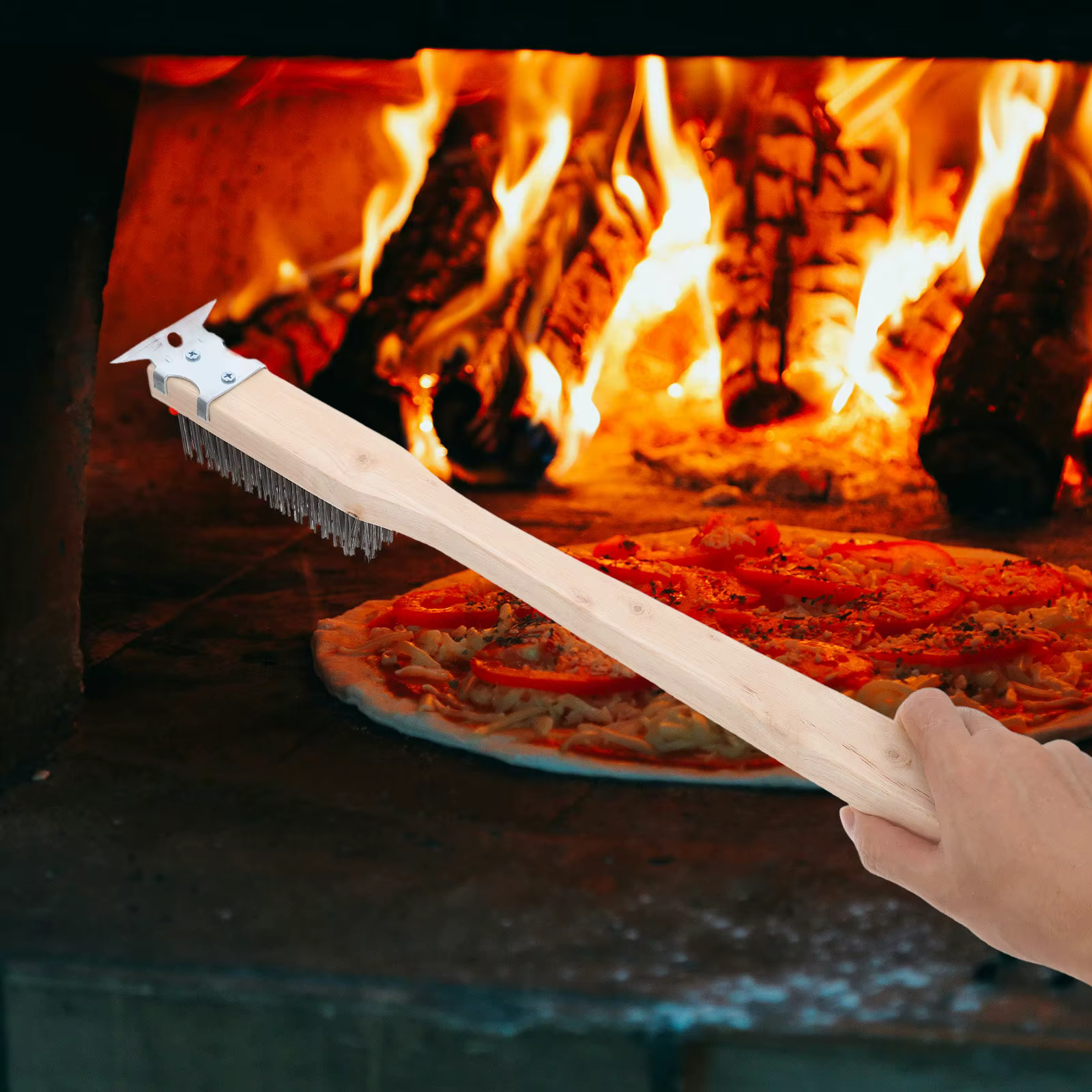 Brosse à pizza en acier inoxydable avec raclette, manche amovible et poignée en bois, idéale pour fo