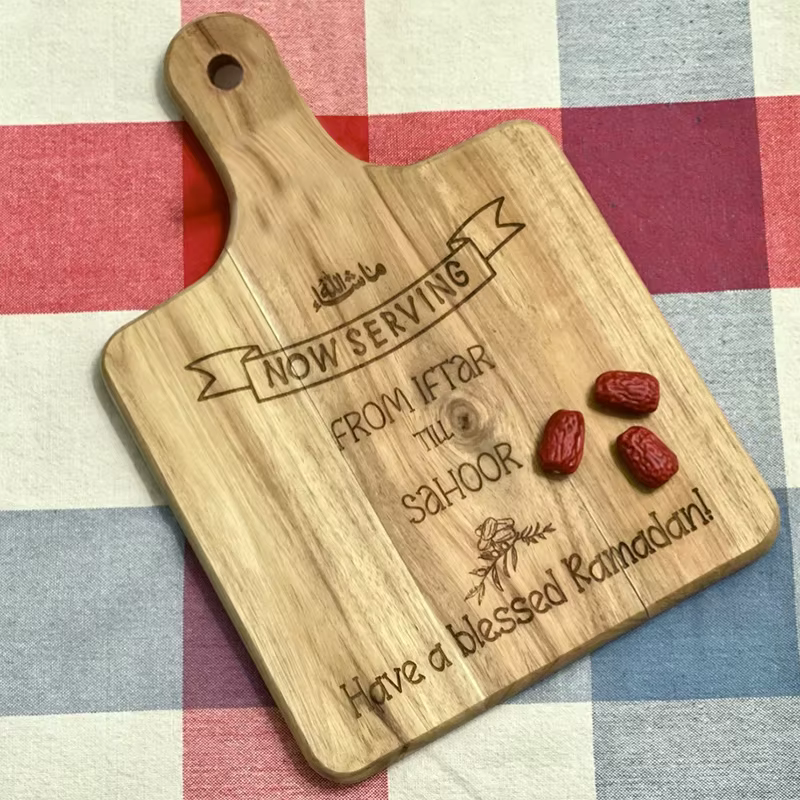 Planche à découper de recette du Ramadan, maintenant utilisée d'Iftar jusqu'à Sahoor, Eid Mubarak, t