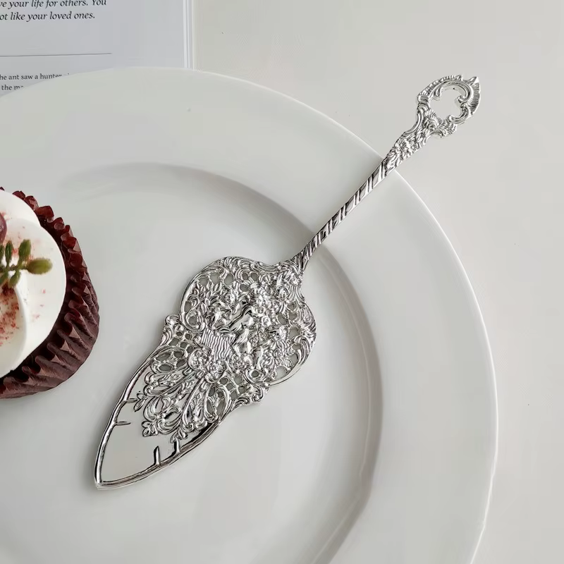 Couteau à gâteau ajouré sculpté, spatule à gâteau classique plaquée argent, couteau à pain baroque, 