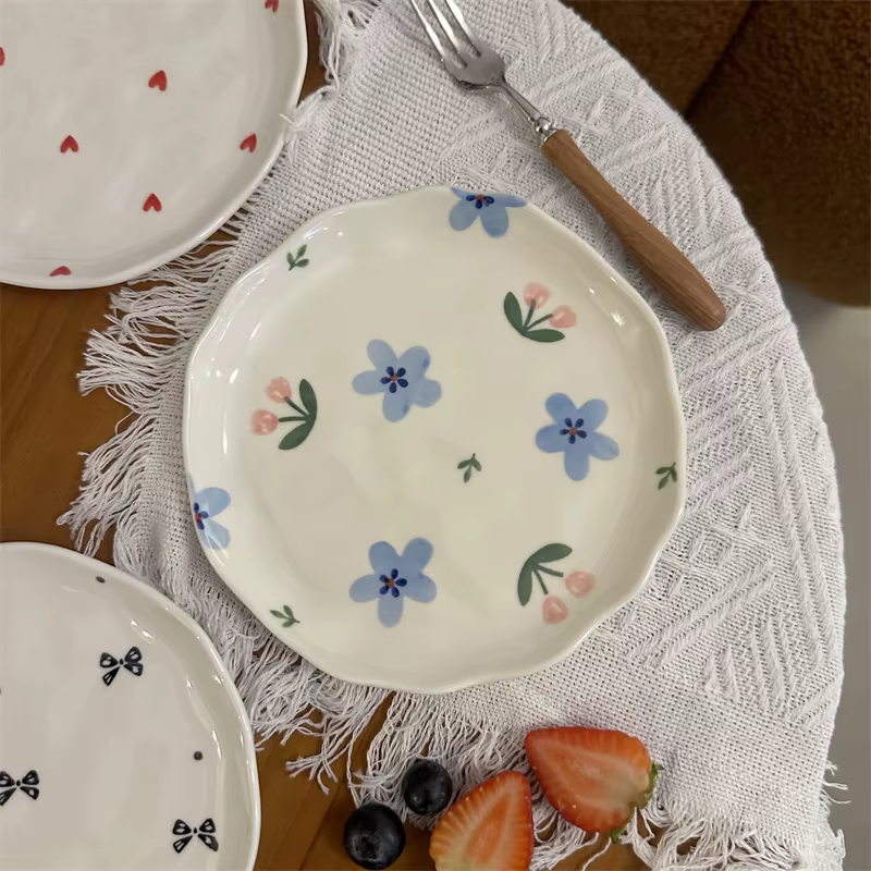 Petites assiettes et assiettes à pâtisserie en céramique irrégulières moulées à la main en forme de 