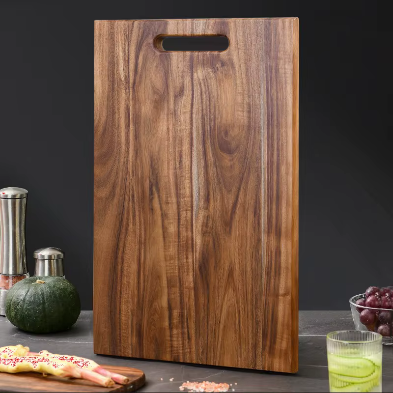 Planche à découper carrée en bois d'acacia massif