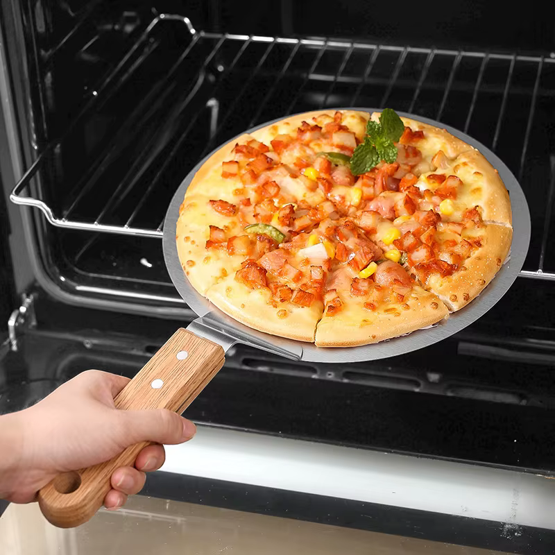 Pelle à pizza antiarina ronde en acier inoxydable avec manche en bois de chêne