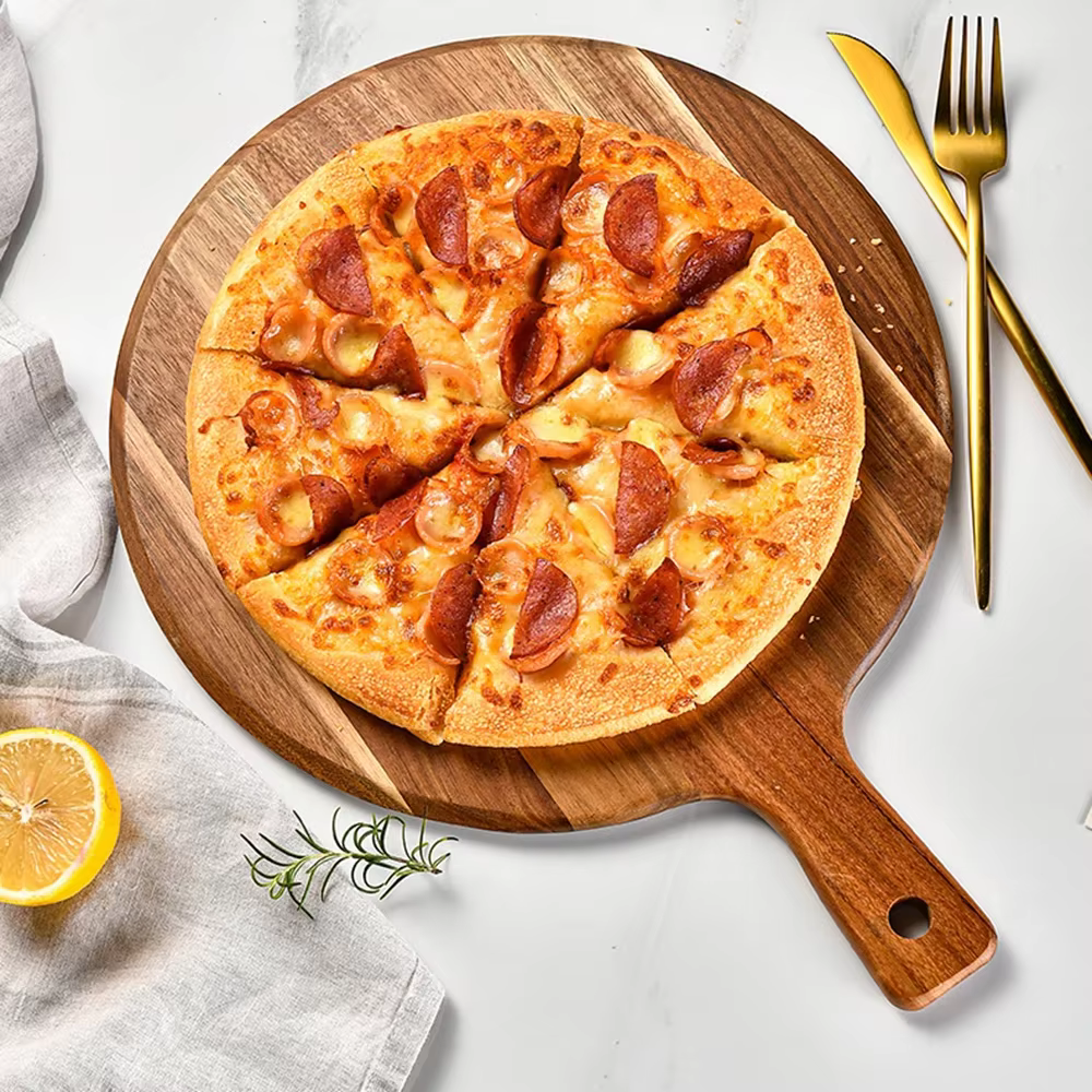 Planche à pizza ronde en bois avec main
