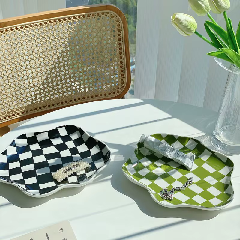 Assiette en céramique à motif damier INS