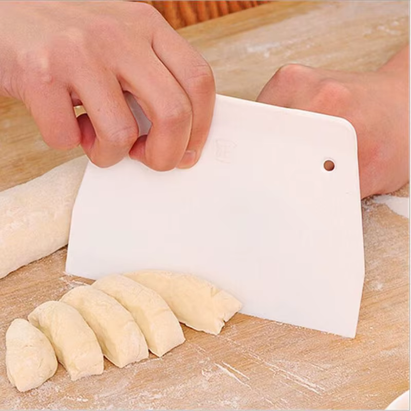 Grattoir à pâte à pizza en plastique